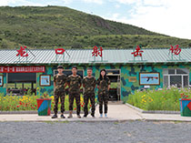 游客射击场合影